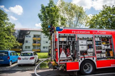 Stuttgart-Fasanenhof: Wohnungsvollbrand greift auf Gebaeude ueber - Mehrere Verletzte